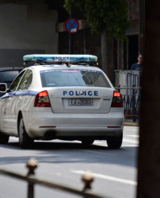 Έπιασαν στο Κορωπί τον διαβόητο απατεώνα με τις «μπλε Ferrari». Είχε καταδίκες 149 ετών.