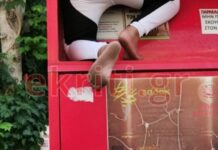 Εικόνες ντροπής. Μπήκε σε κόκκινο κάδο για να πάρει ρούχα
