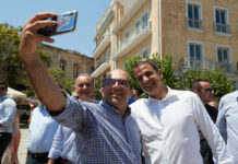 Εκλογές 2019 – Μητσοτάκης: Selfies, μαντινάδες και αγκαλιές στο Ηράκλειο
