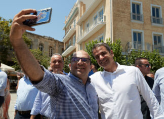 Εκλογές 2019 – Μητσοτάκης: Selfies, μαντινάδες και αγκαλιές στο Ηράκλειο