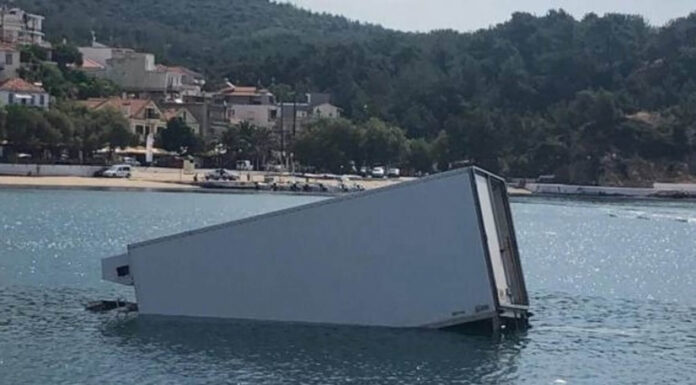 Θάσος: Φορτηγό βρέθηκε στη θάλασσα – Απίστευτες εικόνες στο λιμάνι την ώρα που ξεφόρτωνε – video