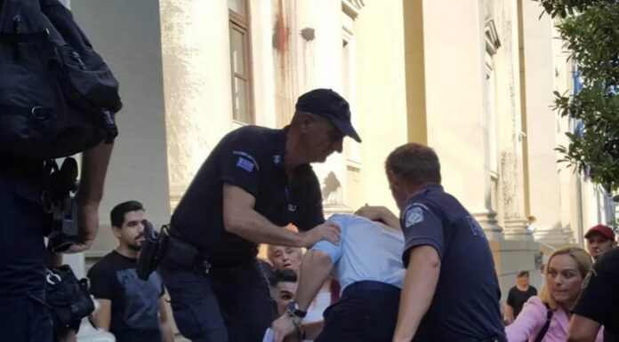 Πάτρα: Συγκλονιστικές σκηνές στα δικαστήρια κατά την άφιξη του πατροκτόνου της Ζακύνθου – "Εσείς να μην στεναχωριέστε".
