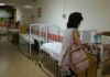 Ηράκλειο: Έβαλαν μωρό 8 μηνών σε ράντζο – Εικόνες ντροπής στο νοσοκομείο και απίθανες δικαιολογίες – video