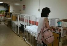 Ηράκλειο: Έβαλαν μωρό 8 μηνών σε ράντζο – Εικόνες ντροπής στο νοσοκομείο και απίθανες δικαιολογίες – video