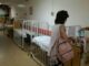 Ηράκλειο: Έβαλαν μωρό 8 μηνών σε ράντζο – Εικόνες ντροπής στο νοσοκομείο και απίθανες δικαιολογίες – video