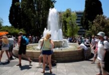 Καιρός: Θα “ψηθούμε” το Σαββατοκύριακο. Πού θα “χτυπήσει” κόκκινο ο υδράργυρος.