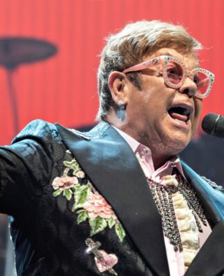 Απαγόρεψαν την ταινία “Rocketman” για τη ζωή του Έλτον Τζον λόγω των σκηνών ομοφυλοφιλικού σεξ.