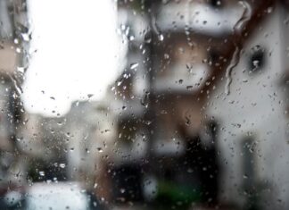 Καιρός αύριο: Επιμένει η κακοκαιρία – Πού θα πέσουν βροχές και καταιγίδες.