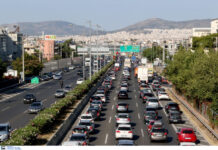 Αυτοκίνητο πήρε φωτιά στην Εθνική Οδό . Ουρές χιλιομέτρων στο ρεύμα προς Λαμία