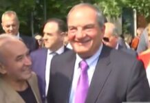 Εκλογές 2019: Χαμογελαστός αλλά αμίλητος ο Κώστας Καραμανλής – Τα νοήματα και οι αλλαγές στη συνοδεία του – video