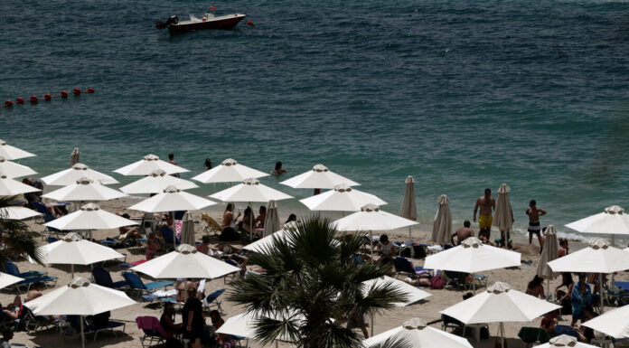 Ναύπλιο: Παραλίες… δαγκωτό – Αυξάνεται ο κόσμος με το πέρασμα της ώρας.