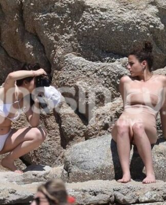 Aurora Ramazzotti: Η κόρη του Ramazzotti στα βράχια της Μυκόνου (photos)