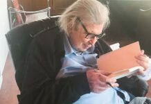 Μίκης Θεοδωράκης – Δίνει μάχη για τη ζωή του: «Κάνει τρίμπλα στο θάνατο», λέει η κόρη του