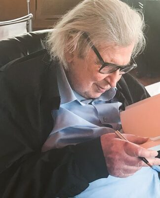 Μίκης Θεοδωράκης – Δίνει μάχη για τη ζωή του: «Κάνει τρίμπλα στο θάνατο», λέει η κόρη του
