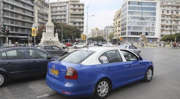 Θεσσαλονίκη: Βρήκε στο ταξί του πορτοφόλι με 5.200 ευρώ και το παρέδωσε