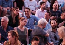 Στους "Jethro Tull" ο Κυριάκος Μητσοτάκης με την κόρη του Σοφία.