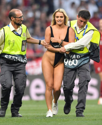 Σάλος με τη γυμνή εισβολέα. Τη μπλόκαρε το instagram