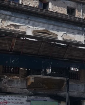 Σεισμός: Η στιγμή που καταρρέει κτίριο στην Ερμού (ΒΙΝΤΕΟ)