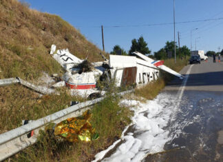 Γρεβενά: Εικόνες σοκ από τη "βαριά" προσγείωση μονοκινητήριου αεροπλάνου – video