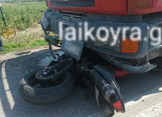 Ένας νεκρός σε τροχαίο στην Ημαθία – «Σφήνωσε» κάτω από φορτηγό η μηχανή – video