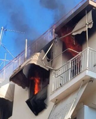 Στις φλόγες διαμέρισμα στον Άλιμο – Εκκενώθηκε πολυκατοικία