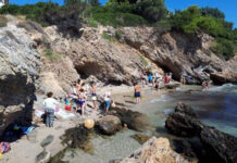 Πόρτο Ράφτη: Βράχος κινδυνεύει να πέσει σε παραλία με κόσμο