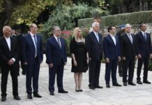 Στο Προεδρικό Μέγαρο οι πολιτικοί αρχηγοί για τη Γιορτή της Δημοκρατίας – Οι… άσπονδοι φίλοι, η κρύα χειραψία και η αισθητή απουσία.