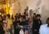 Λαμία: "Άξιος, άξιος…" λένε συγκλονισμένοι οι πιστοί έξω από το επισκοπικό Μέγαρο.
