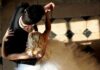 Κρήτη: Θάνατος μετά το γάμο – Άνοιξε την πόρτα και η εικόνα που είδε την πάγωσε.