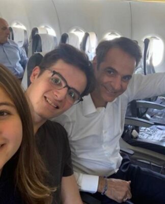 Εκλογές 2019: Selfie στο αεροπλάνο με τα παιδιά του ο Μητσοτάκης.