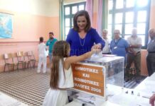 Με τα εγγόνια της ψήφισε η Ντόρα Μπακογιάννη