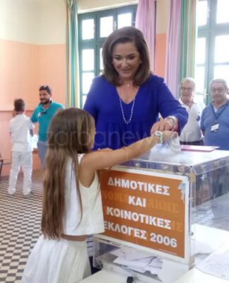 Με τα εγγόνια της ψήφισε η Ντόρα Μπακογιάννη