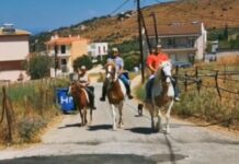 Εκλογές 2019: Στην κάλπη με τα άλογα – Μπήκαν έφιπποι στο εκλογικό τους τμήμα