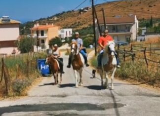 Εκλογές 2019: Στην κάλπη με τα άλογα – Μπήκαν έφιπποι στο εκλογικό τους τμήμα