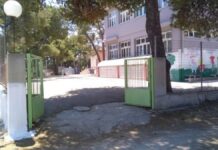 Εκλογές 2019: Από αυτή την είσοδο δεν πέρασαν μόνο ψηφοφόροι – Απαράδεκτες εικόνες σε εκλογικό τμήμα – video
