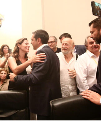 Αποτελέσματα εκλογών: Μια τρυφερή αγκαλιά από τη Μπέτυ Μπαζιάνα στον Αλέξη Τσίπρα