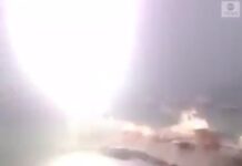 Η στιγμή που κεραυνός χτυπάει σκάφος. Σοκαριστικό βίντεο