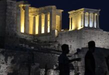 Ακρόπολη: Και νοσηλευτές εκτός από τον γιατρό – Ποδηλάτες του Ερυθρού Σταυρού στην Αρεοπαγίτου.