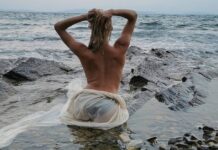 Δεν πάει ο νους σας ποια είναι η sexy Ελληνίδα μαμά που ποζάρει topless (photos)