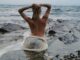 Δεν πάει ο νους σας ποια είναι η sexy Ελληνίδα μαμά που ποζάρει topless (photos)