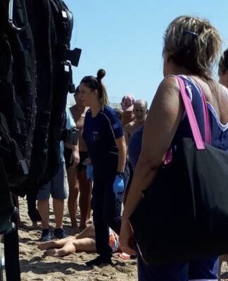 ΠΛΑΖ ΦΡΕΑΤΤΥΔΑΣ – Παραλίγο να πνιγεί γυναίκα (ΦΩΤΟ)