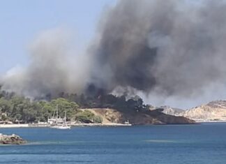 Μεγάλη φωτιά στη Λέρο – Εγκλωβισμένοι σε παραλία
