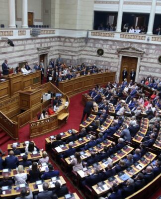 Βουλή: Κατατέθηκε το διυπουργικό νομοσχέδιο – Τι προβλέπει για άσυλο, συντάξεις και καρκινοπαθείς