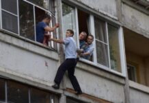 Ηρωας αστυνομικός αφόπλισε μεθυσμένο που απειλούσε να πετάξει την κόρη του στο κενό (vid)
