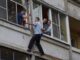Ηρωας αστυνομικός αφόπλισε μεθυσμένο που απειλούσε να πετάξει την κόρη του στο κενό (vid)