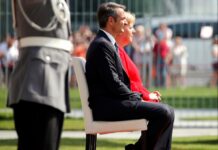 Μέρκελ: Καθιστή για… σιγουριά δίπλα στον Μητσοτάκη. video, pics