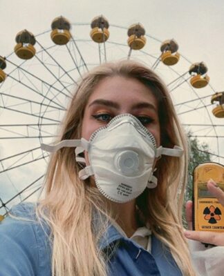Disaster selfie: Μια νέα αποκρουστική μόδα στην κυριολεξία επί πτωμάτων.