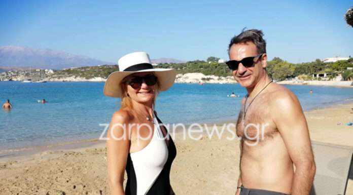 Κυριάκος Μητσοτάκης: Πρωινές βουτιές στο Μαράθι με τη Μαρέβα