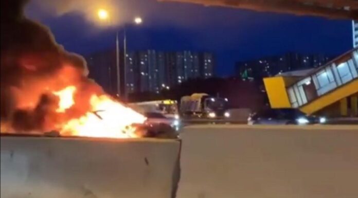 Τρόμος στη Μόσχα. Αυτοκίνητο Tesla ανατινάχθηκε σαν βόμβα στη μέση του δρόμου