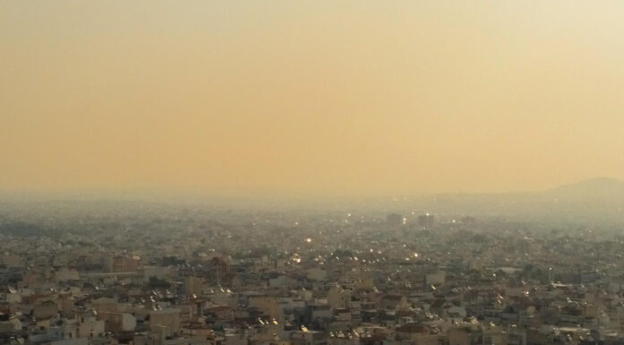 «Πνίγεται» στον καπνό από τη φωτιά στην Εύβοια η Αττική (ΦΩΤΟ)